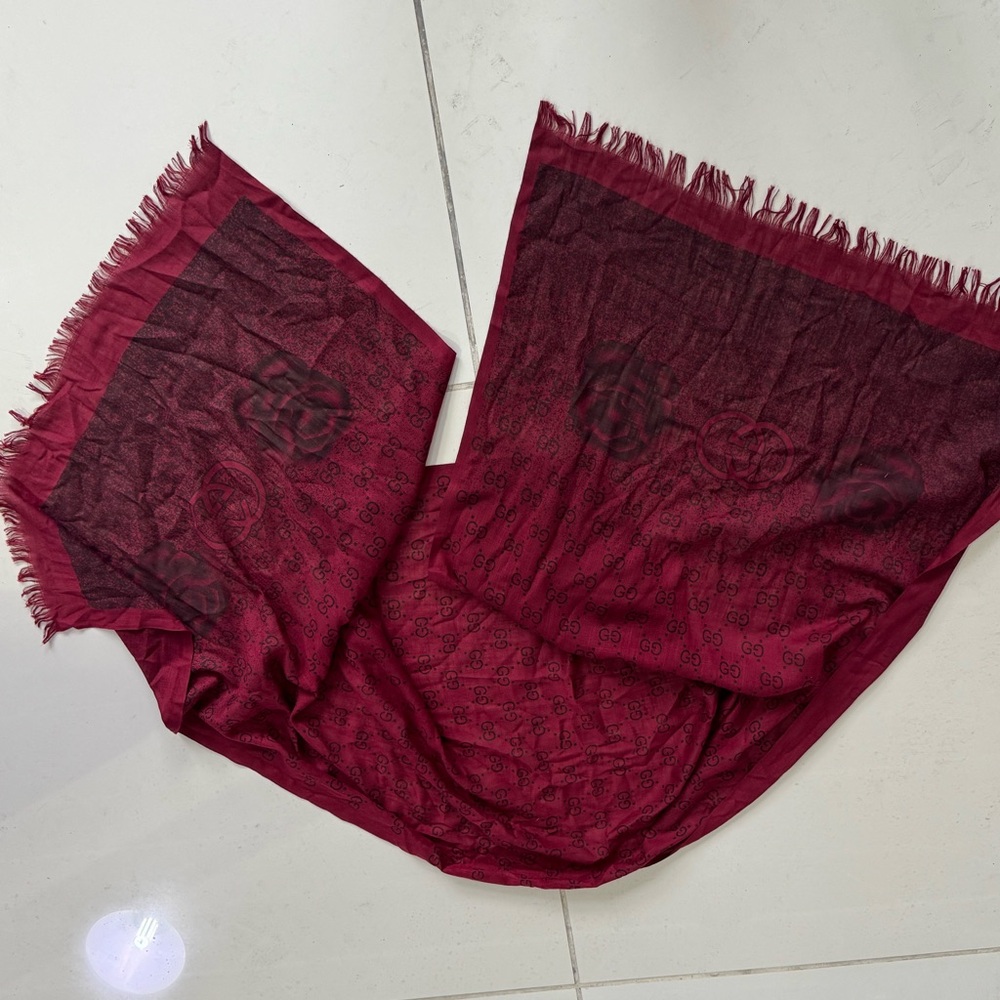 Gucci GG and Roses Elegant Red Patterned Scarf - Picture 6 of 6